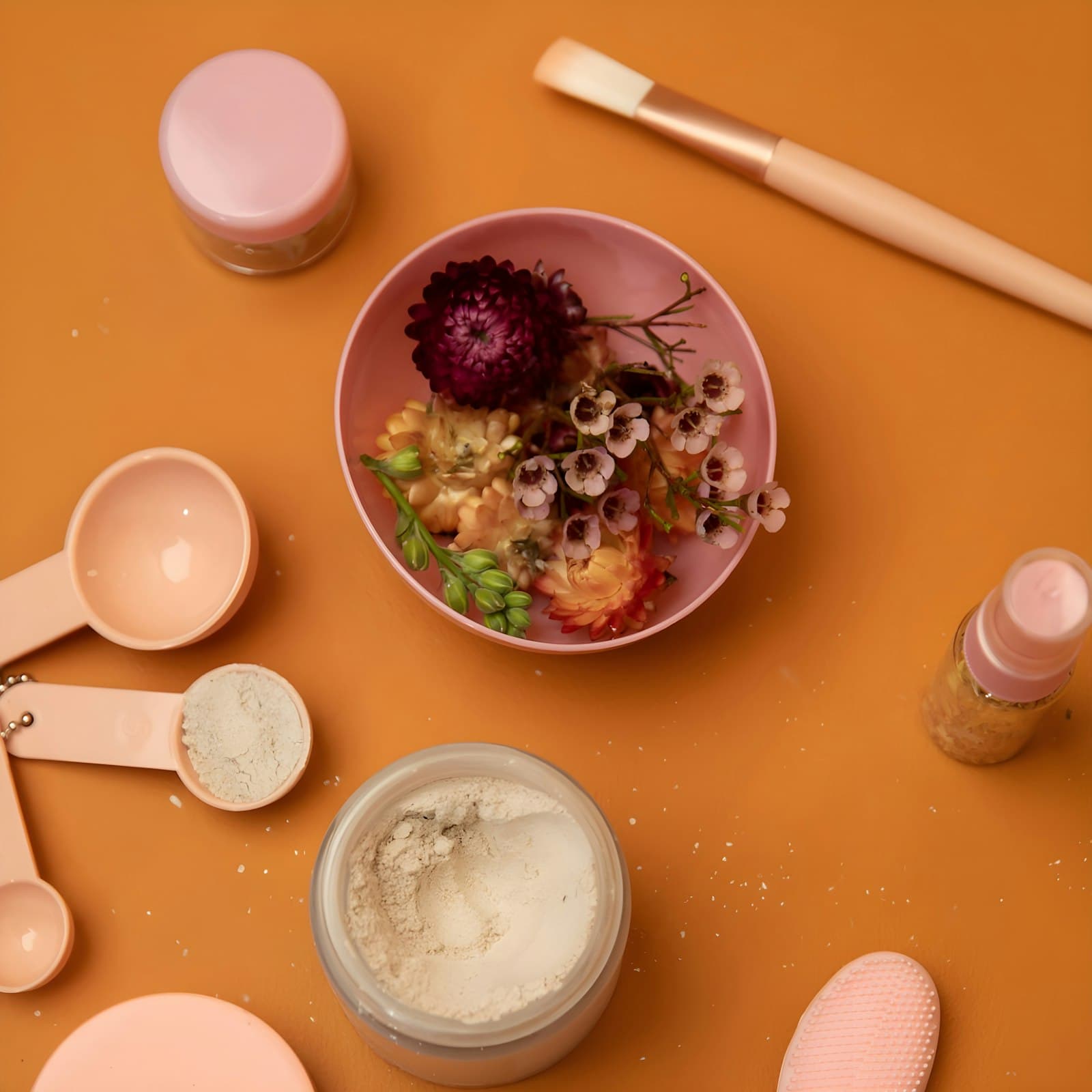 Cosméticos sobre fondo naranja