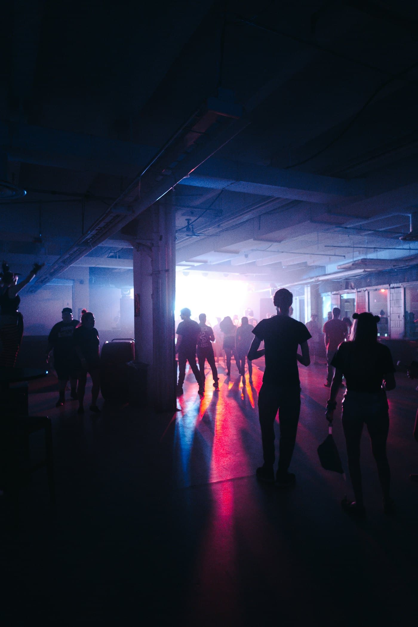 Gente de fiesta en una sala oscura