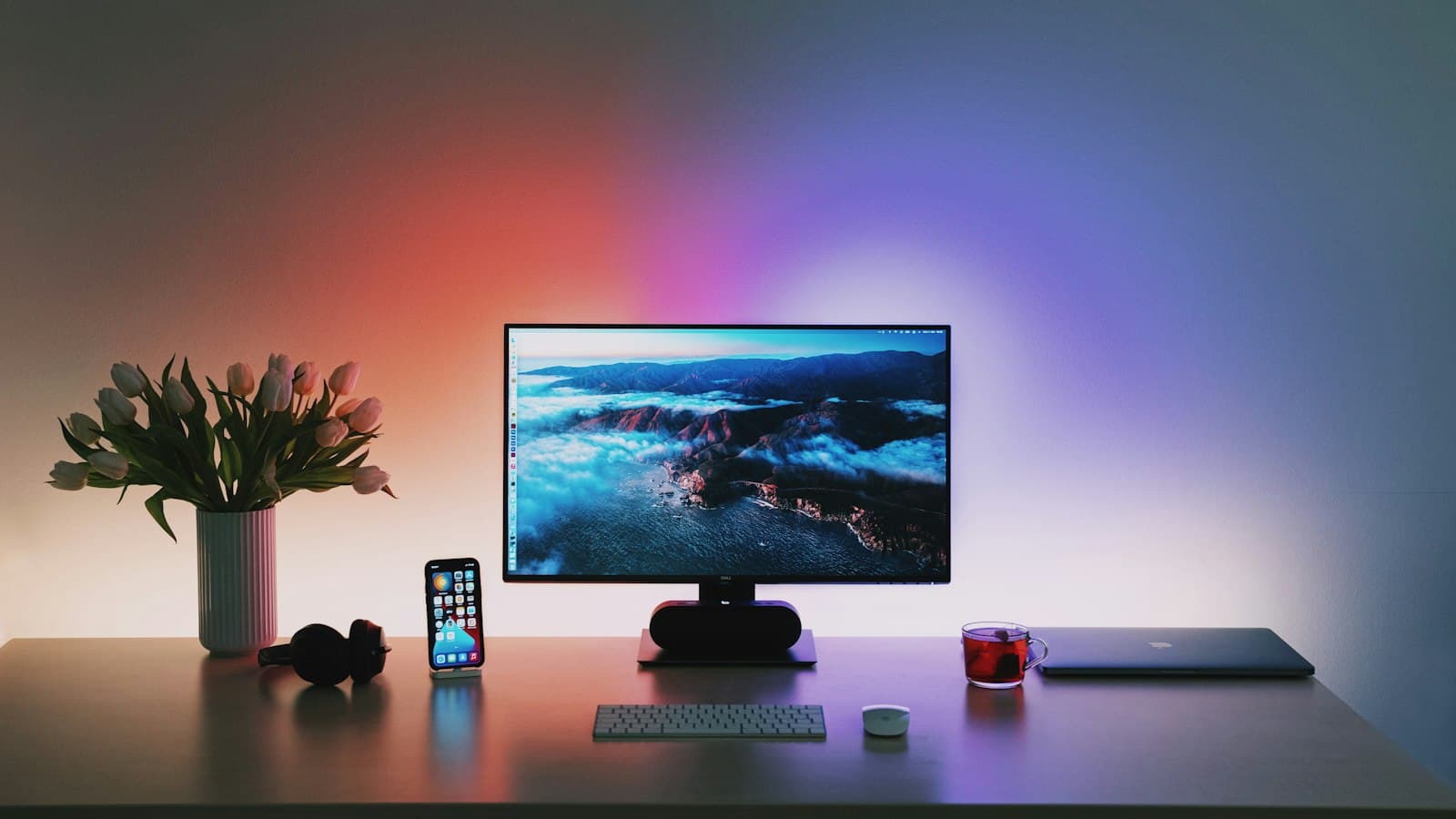 Un monitor iluminado en un escritorio